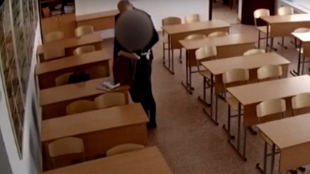 Жирная русская преподавательница сосет хуй студента и трахается