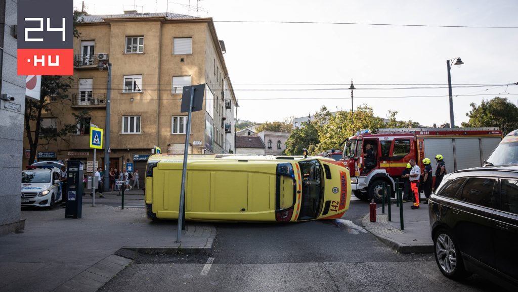 Autóval ütközött és felborult egy mentőautó a II kerületben 24 hu