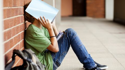 iskolás fiú (iskolás fiú, iskola, tanulás, gyerek, fiú, szomorú, depresszió, rossz kedv)