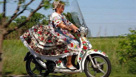 Kalocsai-mintas-neni(1)(960x640).jpg (kalocsai minta, robogó)