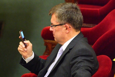 Matolcsy telefonál ()