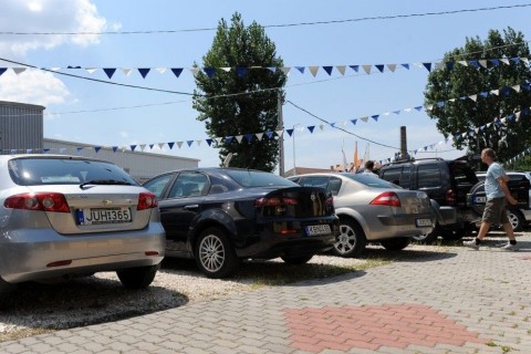 autó-eladó (eladó autók)