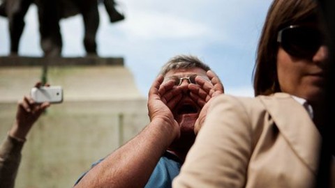 bekiabáló (tüntető, bekiabáló)