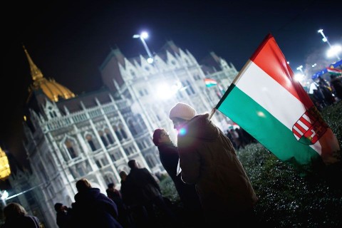 parlament (parlament, zászló, TNOR, tüntetés, békemenet, )