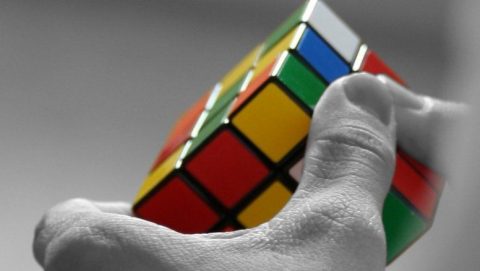 rubikkocka kirakása ()