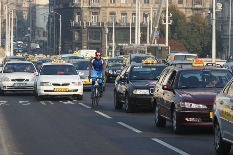 taxik (taxis tüntetés, )