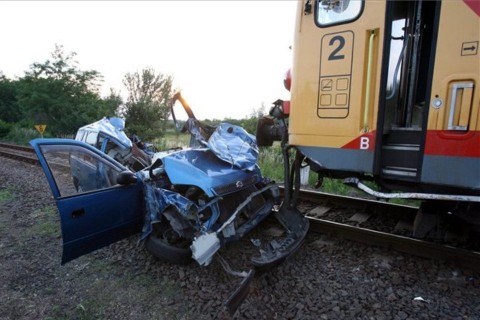 autó-vonat-ütközött (ingyenes, autó és vonat ütközött)