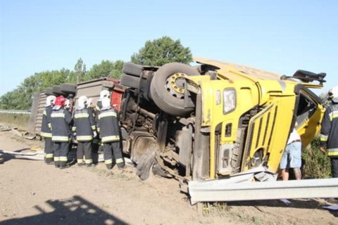 felborult-kamion (kamionbaleset, )