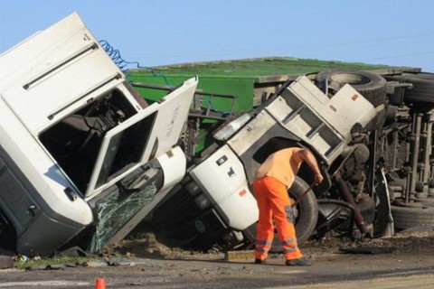 kamion-árokban (ingyenes, kamionbaleset)