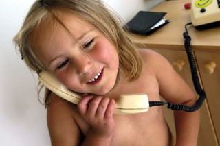 kislány-telefonnal (kislány, telefon)