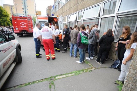 rosszullét-iskola (ingyenes, tömeges rosszullét, iskolában)