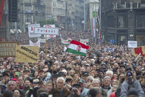 tüntetés (tüntetés, )