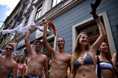 vetkőzés a VAM előtt (bodies 2, félmeztelen, vam desing center)