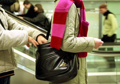 zsebelés (lopás, tolvaj, zseblopás, )