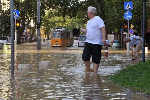 Csotores-a-Gellert-teren(960x640)(1).jpg (csőtörés, )