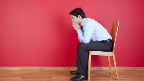 Egyedül senkik vagyunk a piaci hajszában? (magány, egyedül, vállalkozó, üzletember, szék, dilemma, )