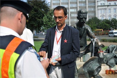 Igazoltatás a Kossuth téren (vörös csillag, )