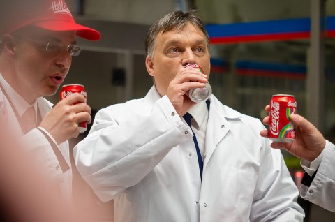 Orbán a kólagyárban (orbán viktor, kóla)