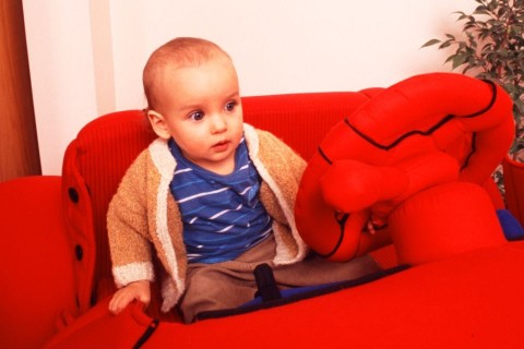 kisfiú-plüssautóban (kisfiú plüssautóban)