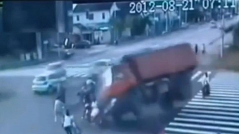 baleset Kínában (baleset, Kína, teherautó)