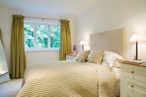 hálószoba (függöny, ágy, )