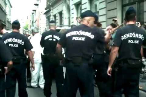 rendőrség-tüntetésnél (rendőrség, újszínház tüntetés)
