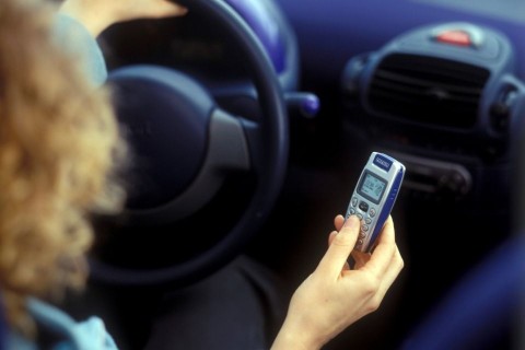 vezetés-mobil (mobiltelefon)