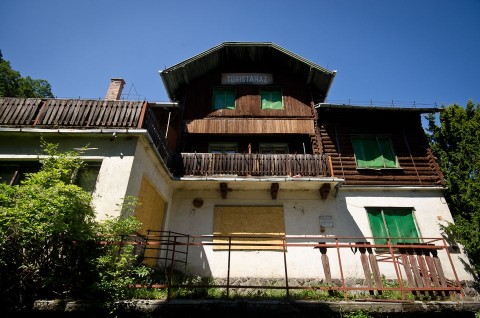 Turistaház a Lajos-forrásnál (turistaház, lajos-forrás)