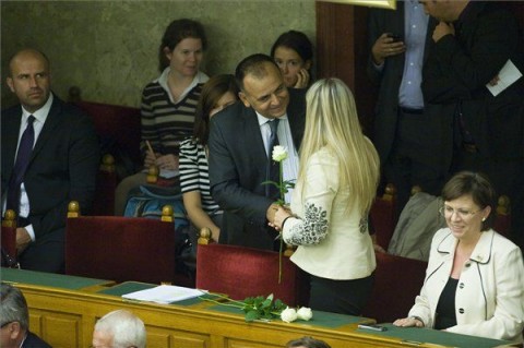 Varga István virágot ad át (varga istván, családon belüli erőszak, )