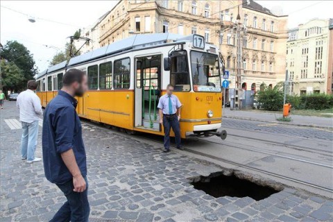 beszakadt út (beszakadt, út)