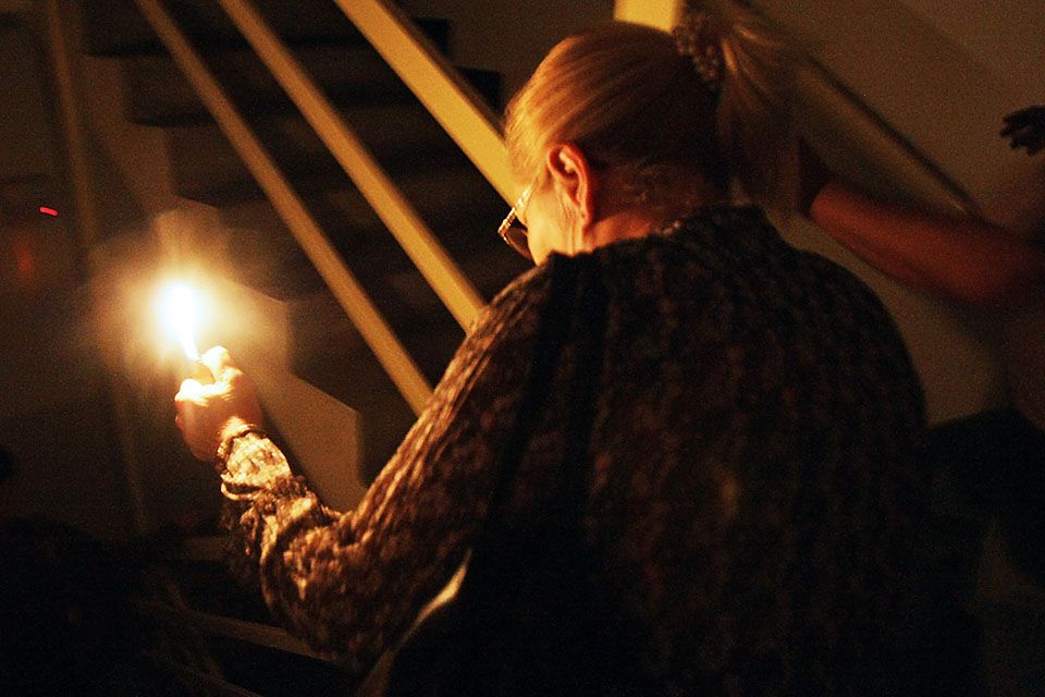 idős nő (nyugdíjas, áramkimaradás, villany, elektromos áram)