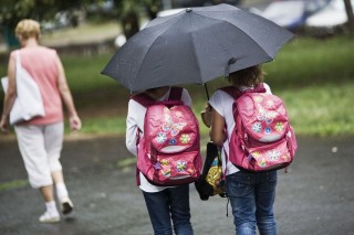 iskolások (iskola, iskolás, kislány, esernyő, eső, )