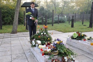 Áder János Nagy Imre sírjánál  (október 23, áder jános)