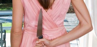 Nő késsel (késelés, )