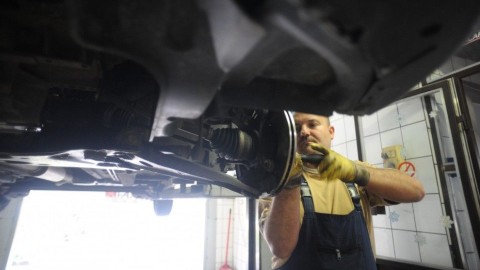 autószerelő (autószerelő, szerviz, )