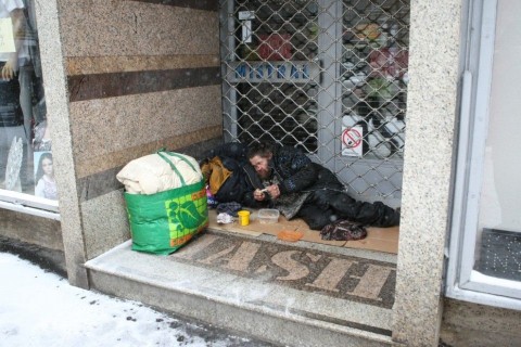 hajléktalan (hajléktalan, )