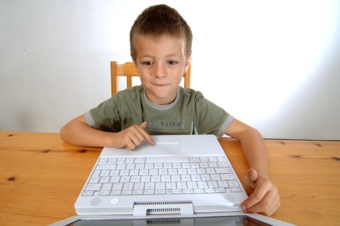 internet-gyerek (internetező gyerek)