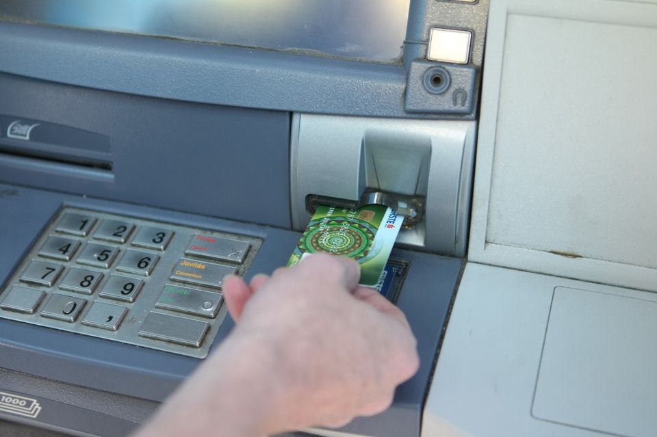 készpénzfelvétel (bankautomata, )