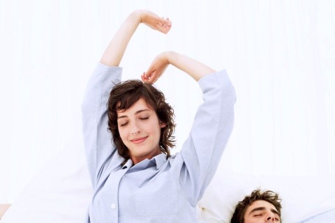 nyújtózkodik (ébredés, )