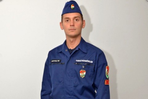 öltözet (egyenruha, )