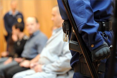 pécsi kézigránátos gyilkos pere (ingyenes, )