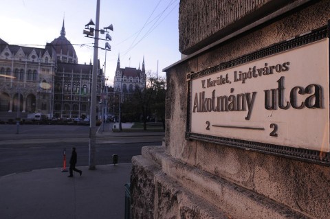 Alkotmány utca (alkotmány, utcanév, )