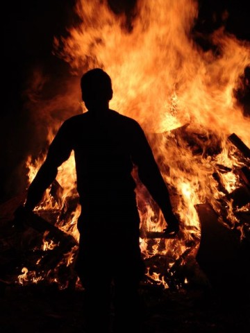 Égő ember (felgyújtotta,)