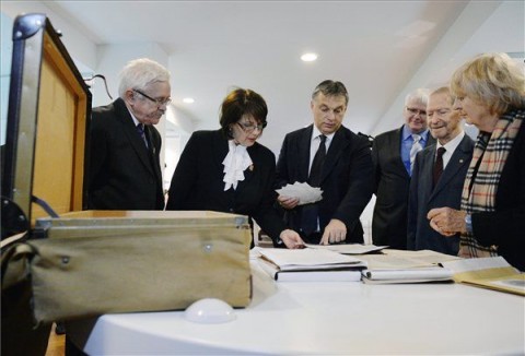 Nagy Imre bőröndjének átadása (nagy imre, )