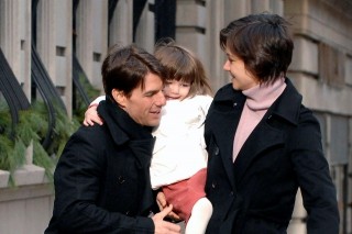 Tom Cruise és családja (Tom Cruise,  Katie Holmes, Suri)