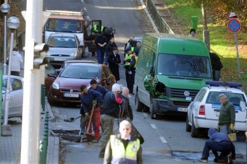 autókat tarolt egy teherkocsi (ingyenes, )