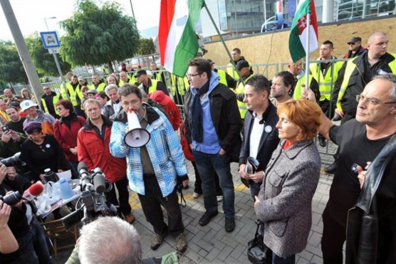 demonstráció az mtva székháza előtt (ingyenes, )