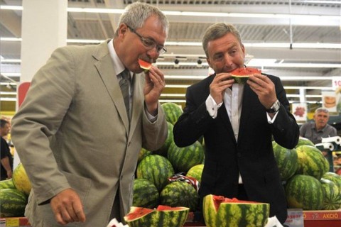 dinnye (ingyenes, Fazekas Sándor vidékfejlesztési miniszter, Gerry Gray, Tesco vezérigazgató)