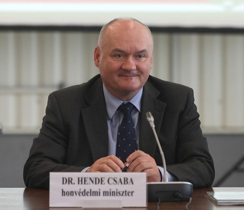 hende-csaba(210x140)(1).jpg (hende csaba, )