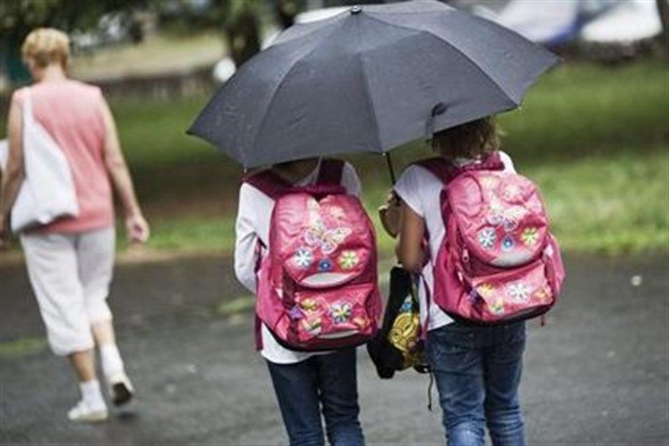 iskolasok(1)(960x640).jpg (iskola, iskolás, kislány, esernyő, eső, )